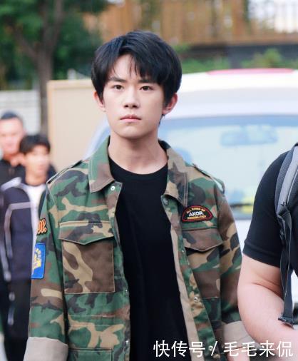 易烊千玺近六千元鞋子被踩脏,随后下意识说出