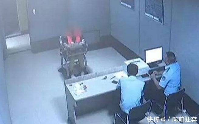 女子药店拿走苹果8plus,警察找到她时,发现了她