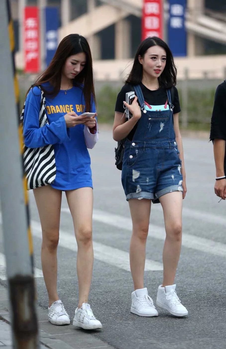 街拍路人,时下最流行的一字肩穿搭参考,让你凉