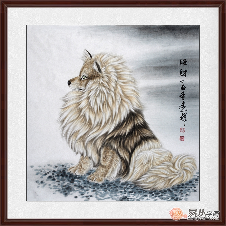 春节送礼算是一种习俗,走亲访友大家都会带上自己精心挑选的礼物,每年都是送长辈营养品、保健品啊,送孩子就是一些大大小小的玩具,文具。2018年,我们要送点不一样的! 吉祥的动物画在表达形式上比较灵活,并且是比较直观的艺术作品,其中有许许多多寓意吉祥的小动物,比如象征吉利的雄鸡图,寓意吉祥的吉羊图,寓意长寿的福鹿图等等。 春节送礼吉祥字画推荐一: 王建辉斗方工笔动物画《旺财》(作品正在【易从网】展售) 王建辉,男,誉虎堂主人,现为河南省美术家协会会员,中国艺术书画院高级院士,河南书画协会会员,中国工笔