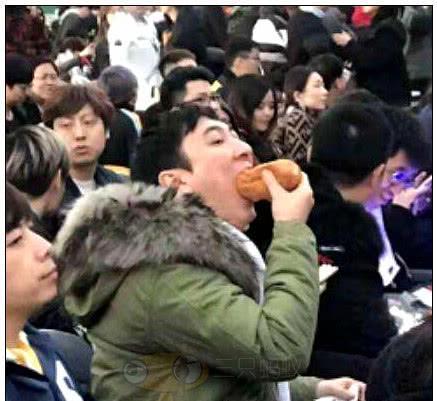 王思聪穿热狗大衣参加活动,身后小姐姐却意外