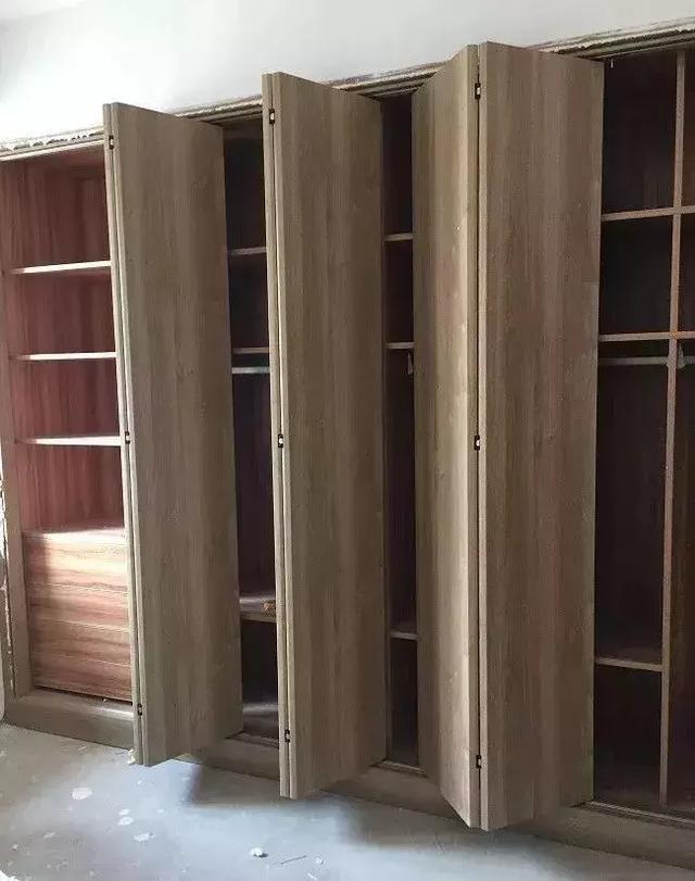 衣柜门被床头柜档住打不开,内部格层成鸡肋,你