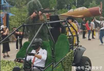 湖北景区现真人版绝地求生, 手拿98k, 网友: 吃