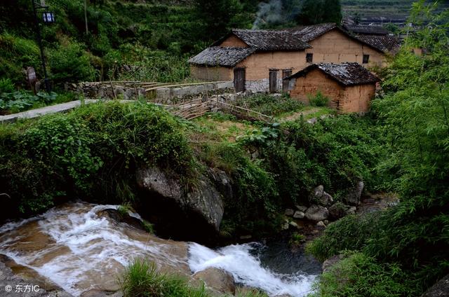 和姐姐相依为命,考上大学姐姐出车祸过世,4年