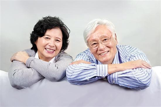 北京数千名缺失牙的老人领用了由中国老年基金会发出的《老年口腔保健