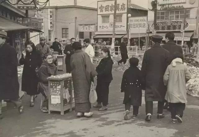 1945年日本经济_1945年日本投降后,国内经济凋敝,图为在废墟上生产的日本人.-二...