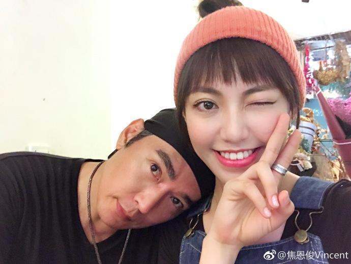 焦曼婷被男生搂肩, 焦恩俊发出飞刀警告: 那个男