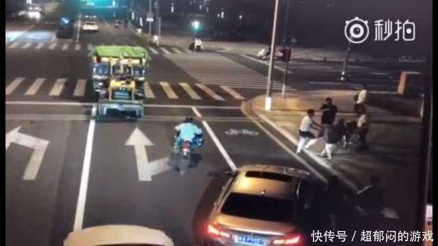 江苏宝马剐蹭电动车,司机嚣张殴打并持刀砍骑