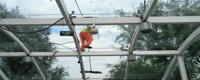 钢结构玻璃屋顶漏水（钢结构玻璃屋顶漏水怎么办） 钢结构门式钢架施工 第2张