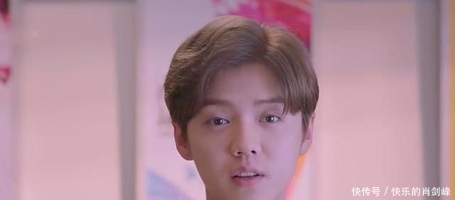 击》这个片段太羞耻了,鹿晗这泳衣是关晓彤要