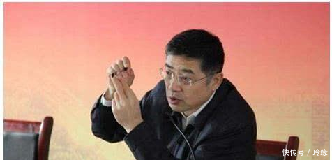 他曾是央视学历最高的主持人,如今转型修成正