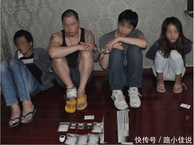 女子深夜带三位朋友回家, 室友刚要报警, 女子淡定的说了一句话!