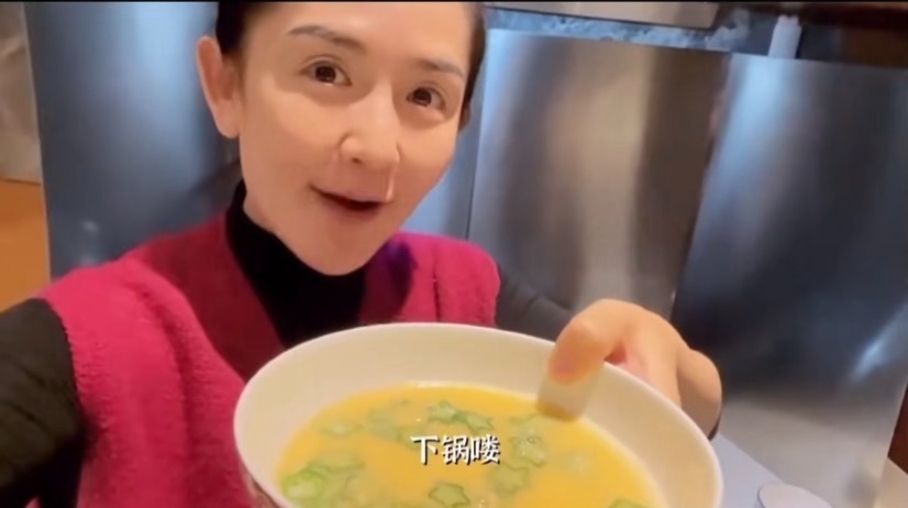 謝娜分享秋葵蒸蛋教程 刀工利落嫻熟惹人羨