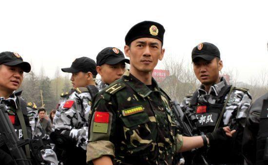 他被誉为银幕特种兵王,戏里是铁血硬汉,戏外