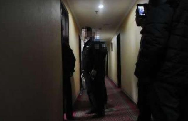 两名女子在宾馆住宿,洗完澡出来后发现床在动,吓得急忙报警