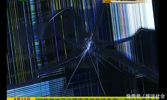 电视机有小裂缝,安装工:屏幕砸烂走保险,一锤下