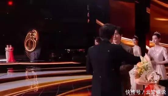 蔡国庆送鲜花给陈楚生后，两人再度合作参加2024央视春晚彩排 - 360娱乐，你开心就好