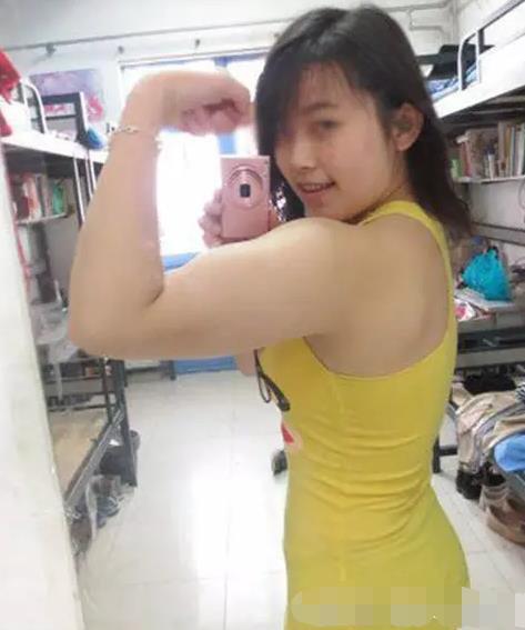 妹子的一字马充满了海风的味道 想知道上图中美女出处的朋友,在微信