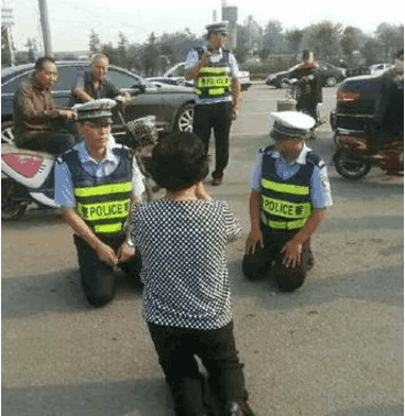 男子当街酒驾,交警却为何下跪?