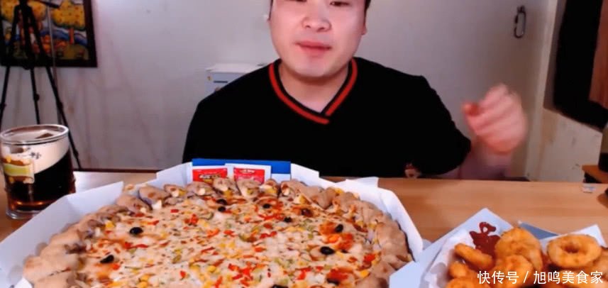 韩国吃播胖虎小哥吃超大大虾披萨和虾圈,网友