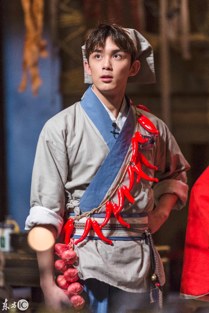 《我是大侦探》剧照 吴磊造型独特玩穿越