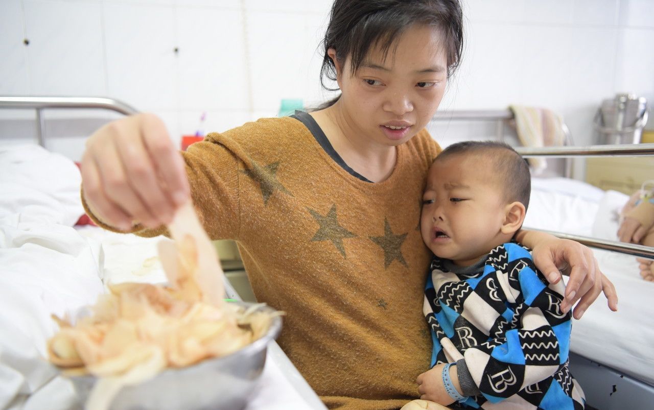 河南一幼儿患白血病,妈妈没钱给他治疗,削土豆