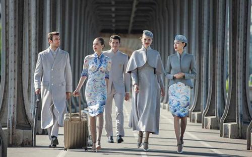 近日,中国海南航空公司的新版空乘制服在海外红了.