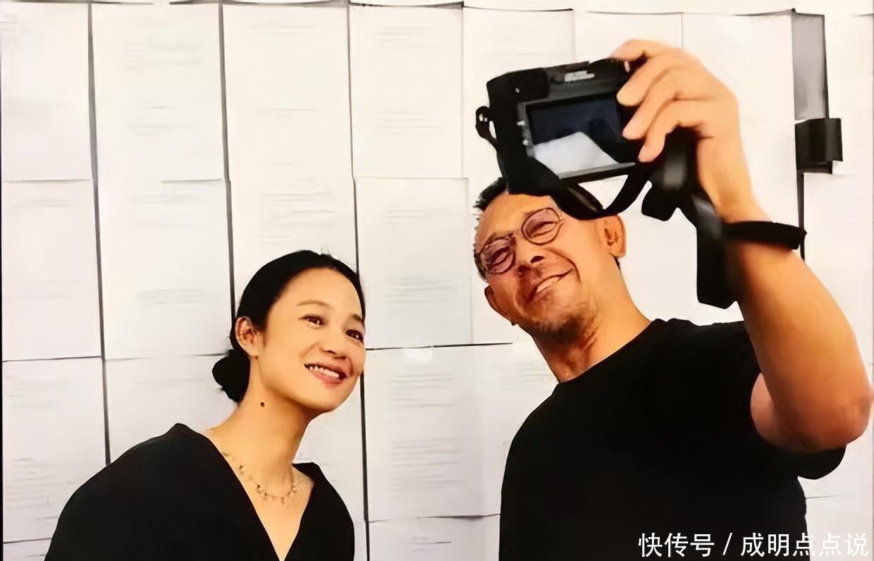 家庭合影被曝光，姜文基因太强大，两个儿子长相随他- 360娱乐