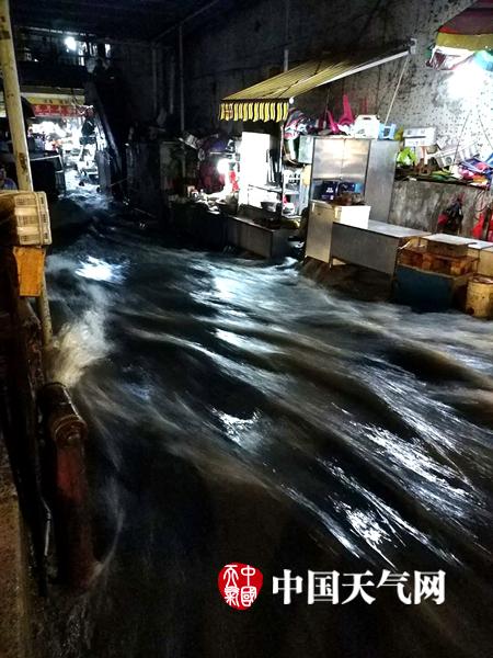 广西强降雨导致内涝严重 两小时降雨达130毫米