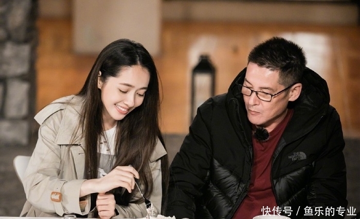 本以为刘亦菲的妈妈够美了,看到郭碧婷爸爸年