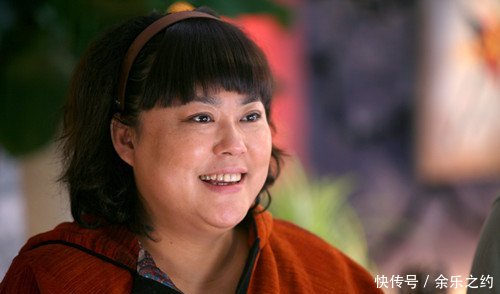 被500导演封杀的演员李菁菁,如今已在国外找到