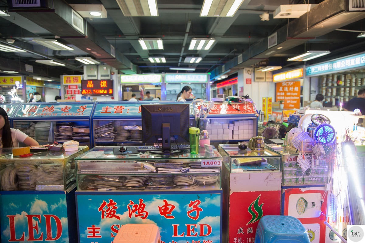 华强北修手机小哥都是高手,宁愿换屏生活也不