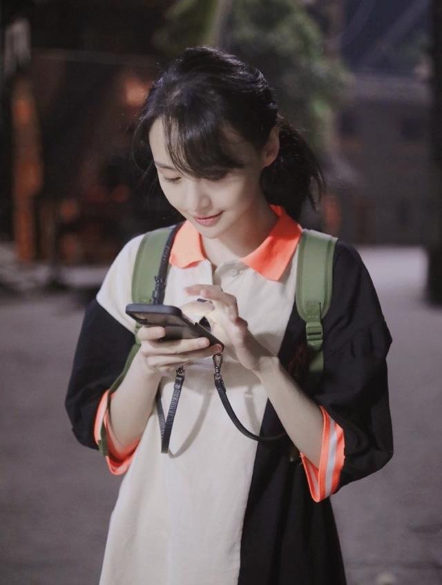 郑爽恋爱后越活越少女,穿连衣裙帆布鞋下班,背