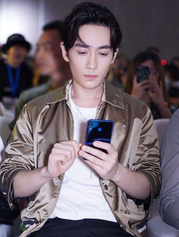 朱一龙家庭背景大曝光, 这样的条件难怪能养出