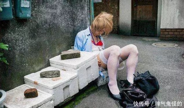 直击日本礼貌文明背后现状: 有人衣冠楚楚, 却露