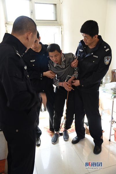 指认现场时,嫌犯孙某因恐惧而双腿发软.