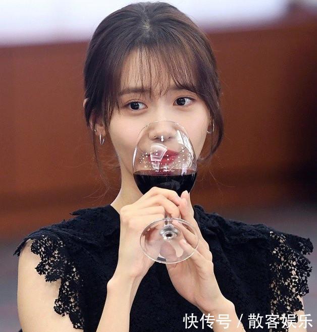 林允儿获得最佳上镜奖,黑色蕾丝长裙气质超赞