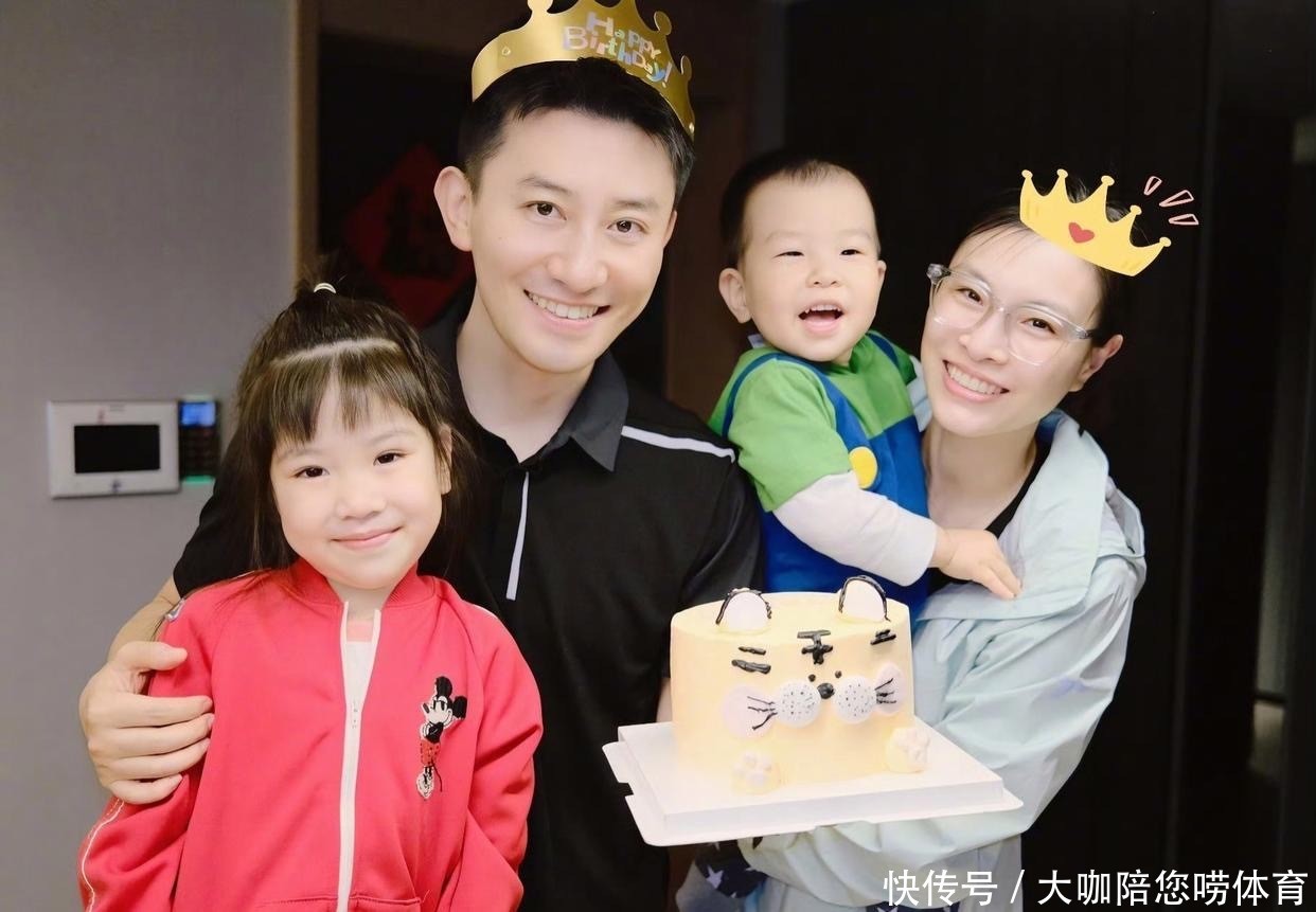 吴敏霞 吴敏霞一家4口全家福！39岁气质出众，生一儿一女，儿女双全真幸福- 360娱乐