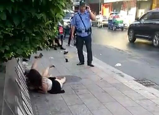 原配当街手撕小三, 丈夫却帮助小三, 旁边的警察表情亮了