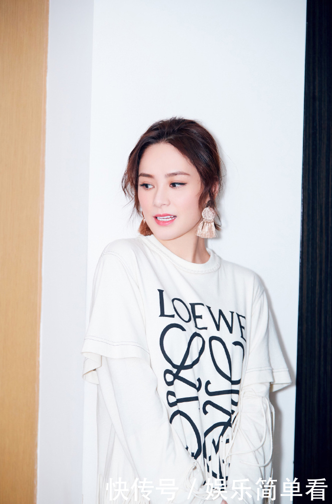 钟欣桐流苏长裙成熟性感,完美五官已达颜值巅