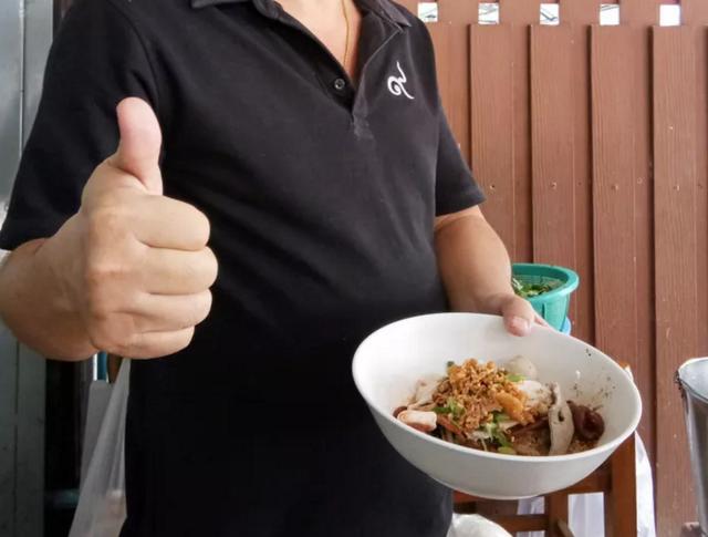 泰国吃顿饭多便宜?一个县只有一家面馆,一碗猪