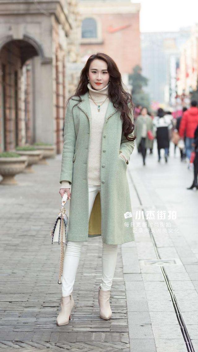 武汉街拍,军绿色风衣+黑色卫衣与格仔衣,叠穿