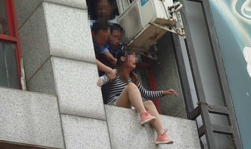 女子求死从六楼跳下,男子救下她,将她翻身后,男子顿时口吐白沫