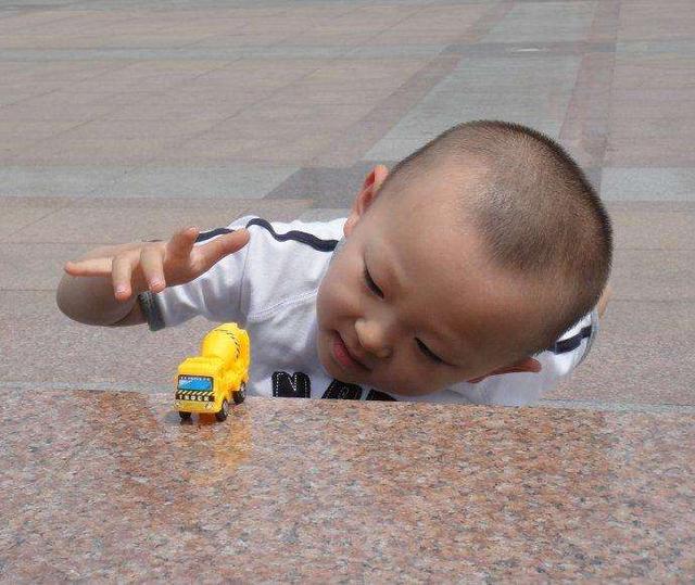 爷爷给四个孙女一个孙子取名字,爸爸妈妈说不