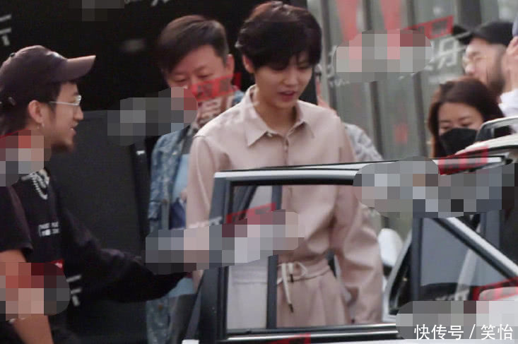 鹿晗生日当晚携女友关晓彤返千万豪宅 二人感