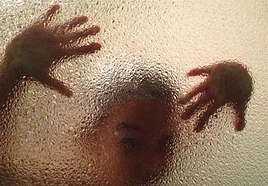 你和恐怖大片之间只差了一块毛玻璃