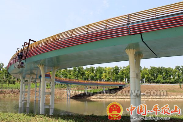 湛河景观步行桥涂刷防护漆 碧波长虹风景宜人