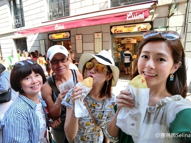 Selina一家四口赴欧洲旅游：家人的心贴近