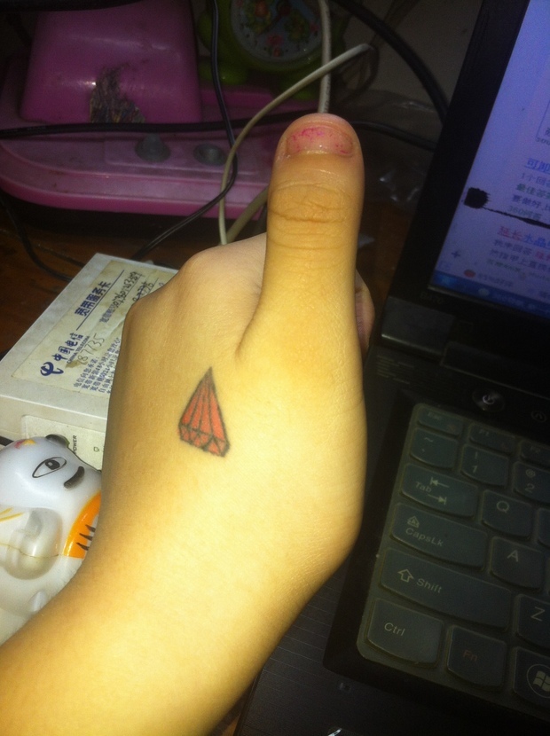 手指甲长的特别难看。特别的短可以当演员么。