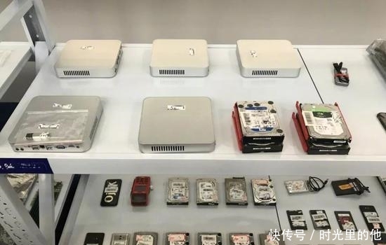 吴京黄渤坐上公安部发布会主席台 一细节印象